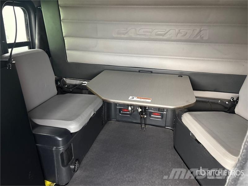 Freightliner Cascadia 126 T/A Sleeper Truck Tractor Prime Movers