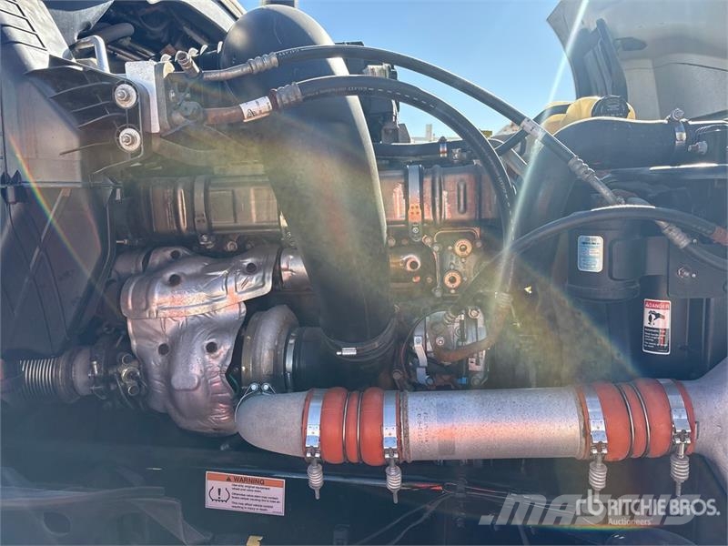 Freightliner Cascadia 126 6x4 T/A Sleeper Truck Tractor Trekkvogner
