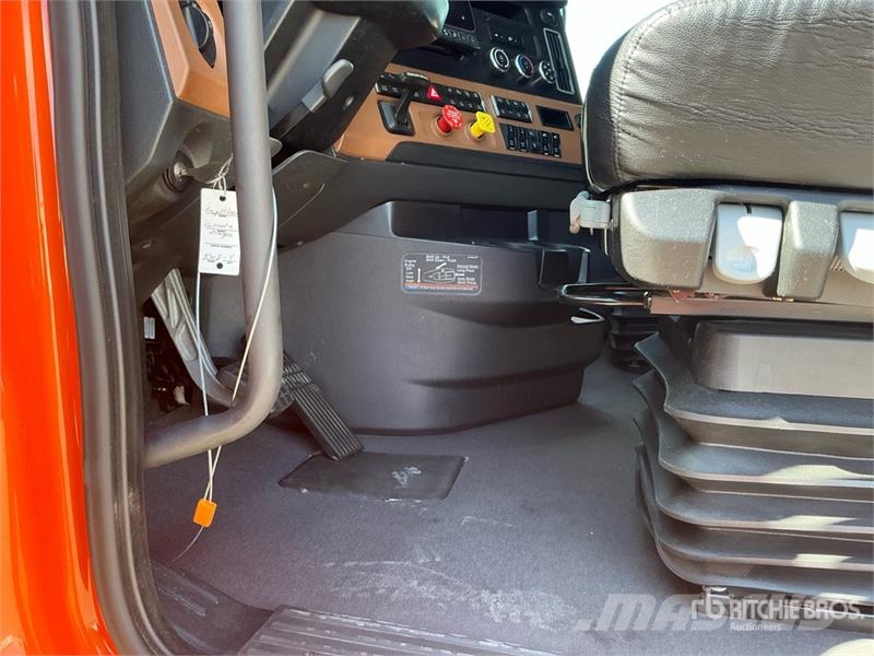 Freightliner Cascadia 126 6x4 T/A Sleeper Truck Tractor 트랙터 유닛