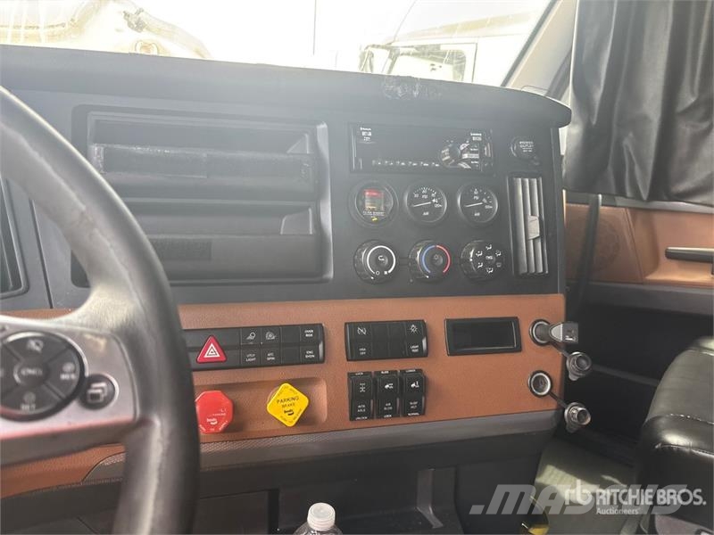 Freightliner Cascadia 126 6x4 T/A Sleeper Truck Tractor (Inoper Nyergesvontatók