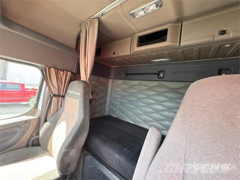 Freightliner Cascadia 125 6x2 T/A Sleeper Truck Tractor Vlačilci