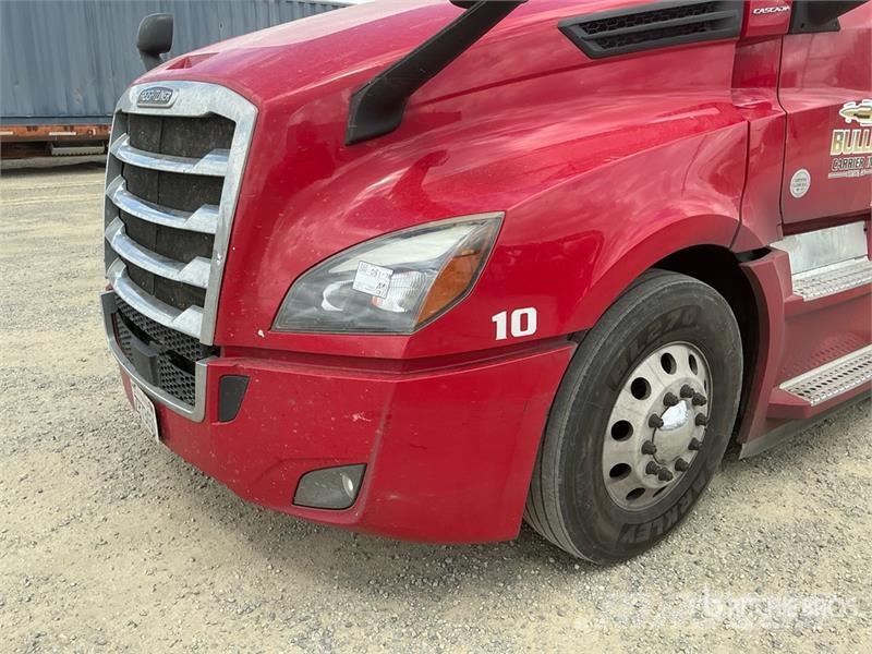 Freightliner Cascadia 126 6x4 T/A Sleeper Truck Tractor Тягачі