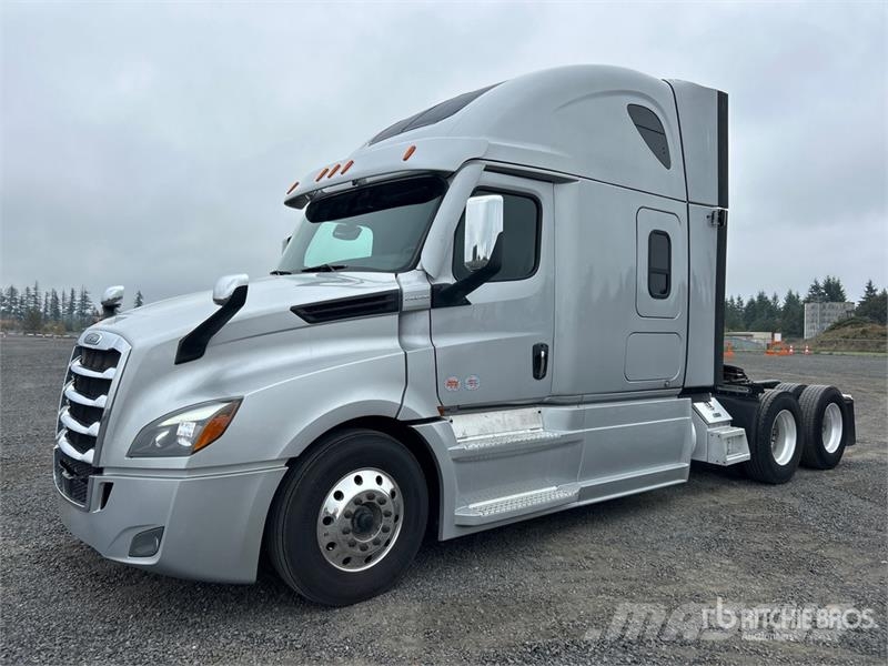 Freightliner Cascadia 126 6x4 T/A Sleeper Truck Tractor Cabezas tractoras