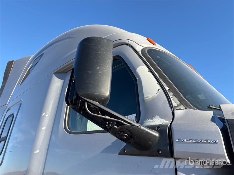 Freightliner Cascadia 126 T/A Sleeper Truck Tractor Tegljači