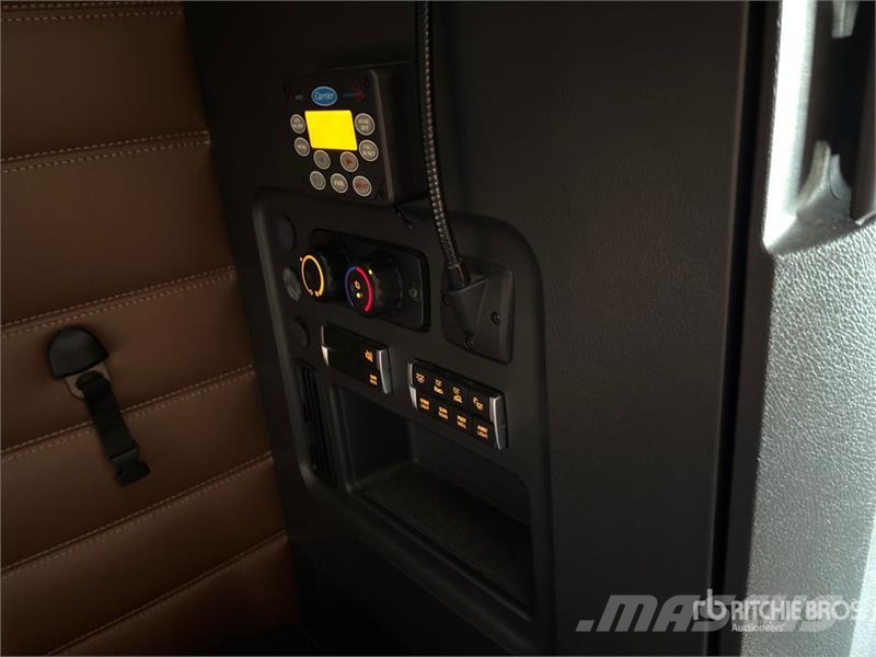 Freightliner Cascadia 126 6x4 T/A Sleeper Truck Tractor Cabezas tractoras