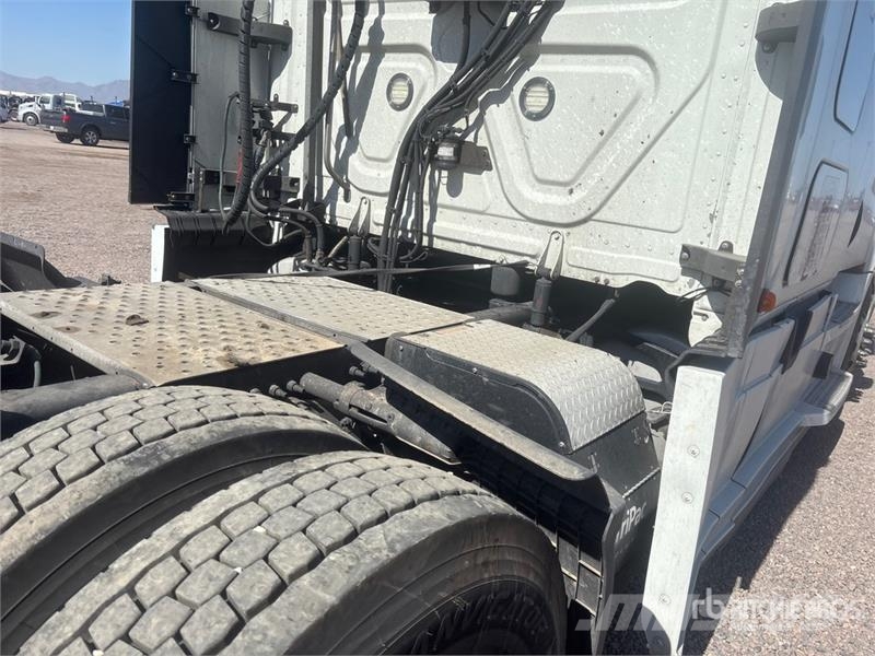 Freightliner Cascadia 126 6x4 T/A Sleeper Truck Tractor (Inoper 曳引機組件