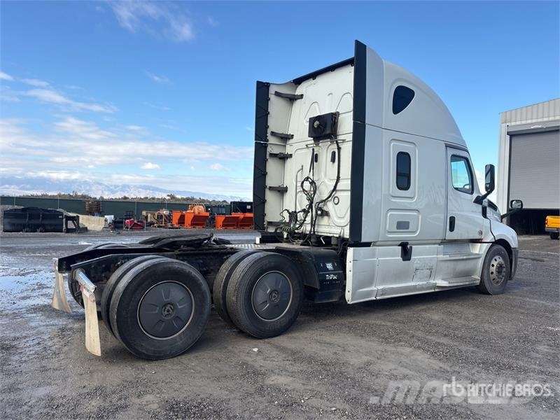 Freightliner Cascadia 126 6x4 T/A Sleeper Truck Tractor Nyergesvontatók