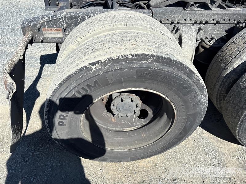 Freightliner Cascadia 125 6x4 T/A Sleeper Truck Tractor Седельные тягачи
