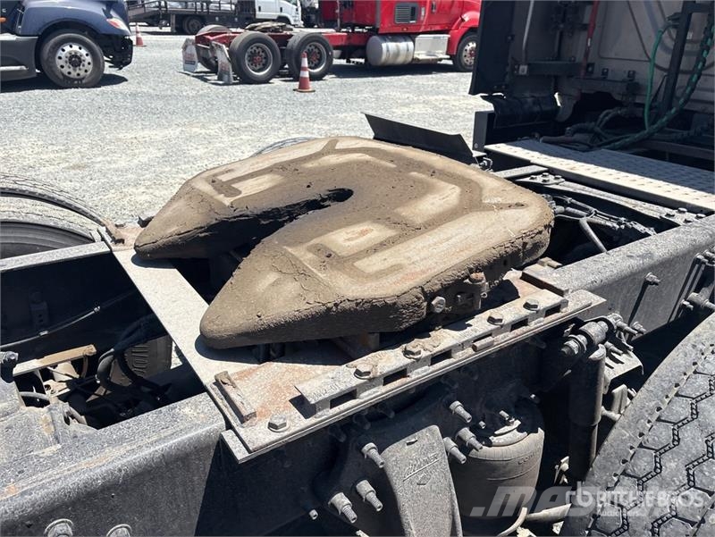 Freightliner Cascadia 126 6x4 T/A Sleeper Truck Tractor وحدات الجر