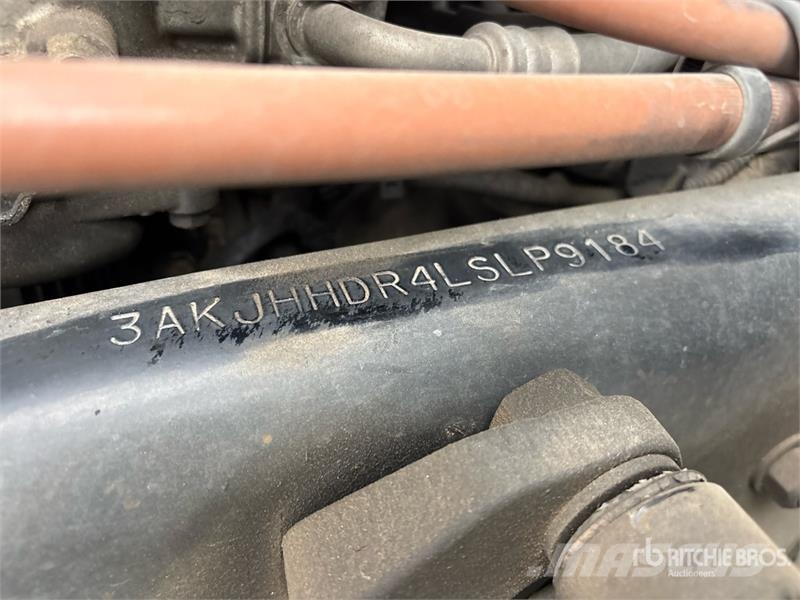 Freightliner Cascadia 126 6x4 T/A Sleeper Truck Tractor 中古トラクターヘッド | トレーラーヘッド