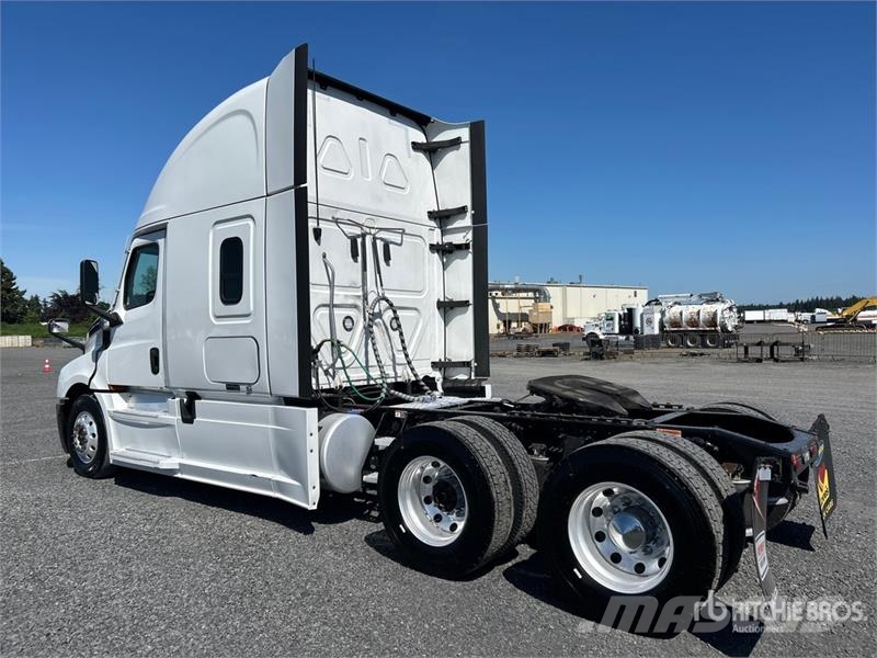 Freightliner Cascadia 126 6x4 T/A Sleeper Truck Tractor Sadulveokid
