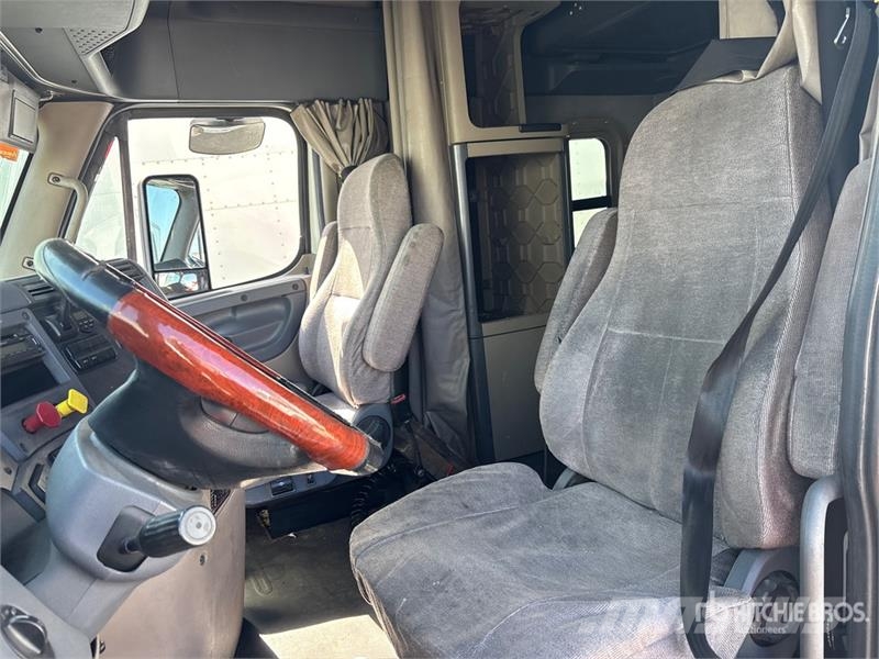 Freightliner Cascadia 125 6x4 T/A Sleeper Truck Tractor Tegljači