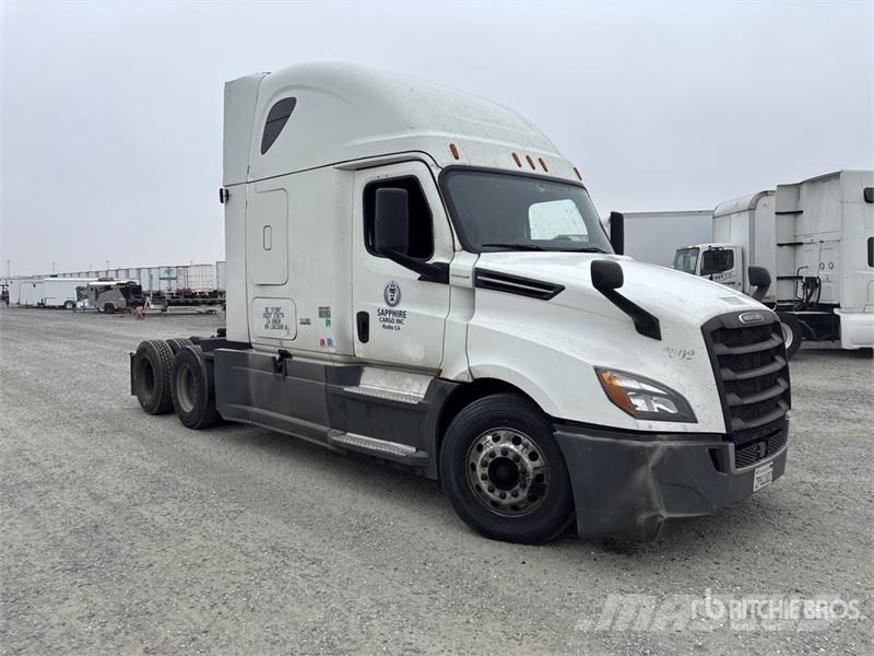 Freightliner Cascadia 126 6x4 T/A Sleeper Truck Tractor Prime Movers