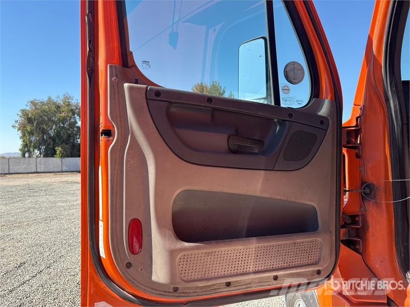 Freightliner Cascadia 125 6x4 T/A Sleeper Truck Tractor Vlačilci