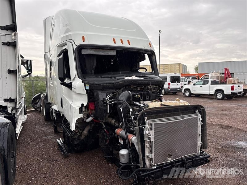 Freightliner Cascadia 126 6x4 T/A Sleeper Truck Tractor (Inoper Naudoti vilkikai