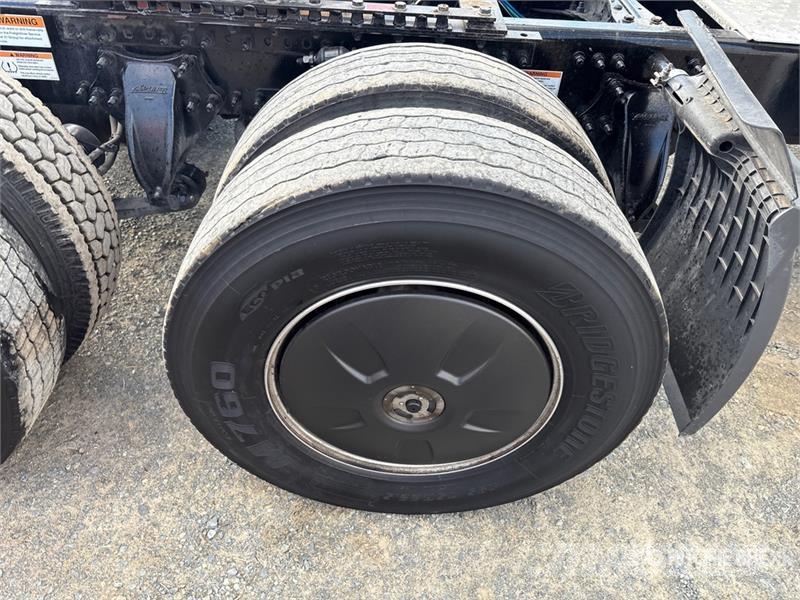 Freightliner Cascadia 126 6x4 T/A Sleeper Truck Tractor Tractor Units
