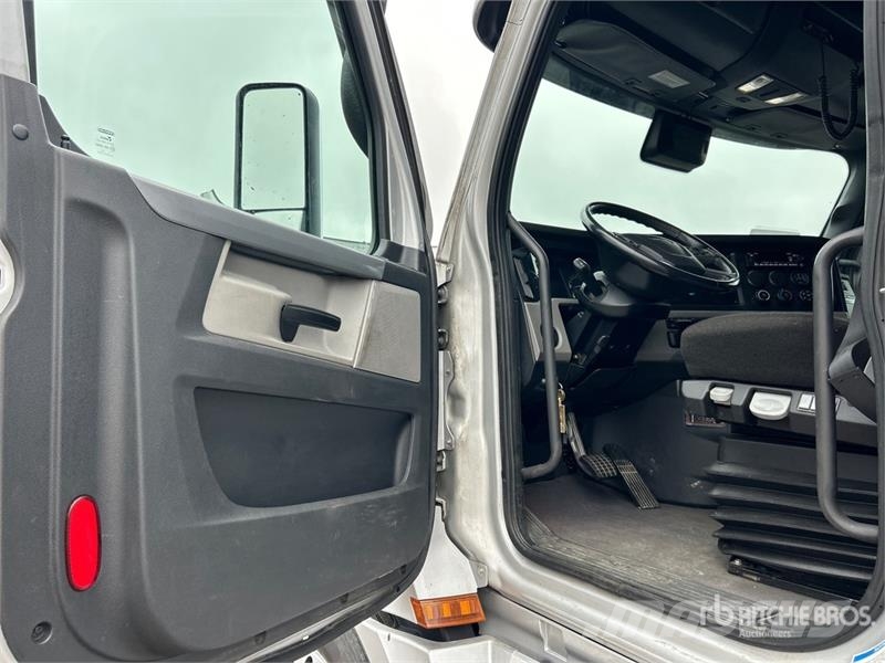 Freightliner Cascadia 126 6x4 T/A Sleeper Truck Tractor Vlačilci