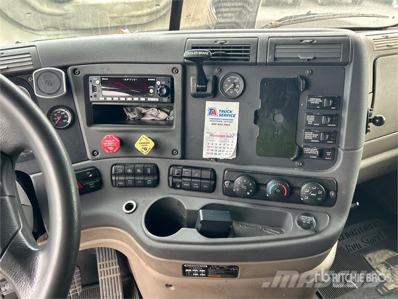 Freightliner Cascadia 125 6x4 T/A Sleeper Truck Tractor (Inoper Vlačilci