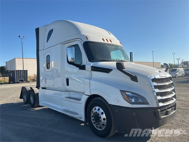 Freightliner Cascadia 126 6x4 T/A Sleeper Truck Tractor Тягачі