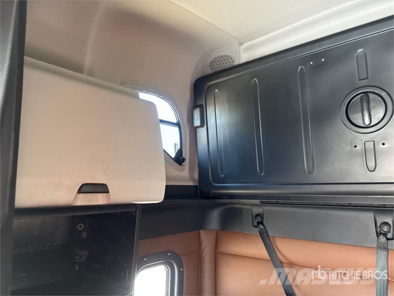 Freightliner Cascadia 126 6x4 T/A Sleeper Truck Tractor Tracteur routier
