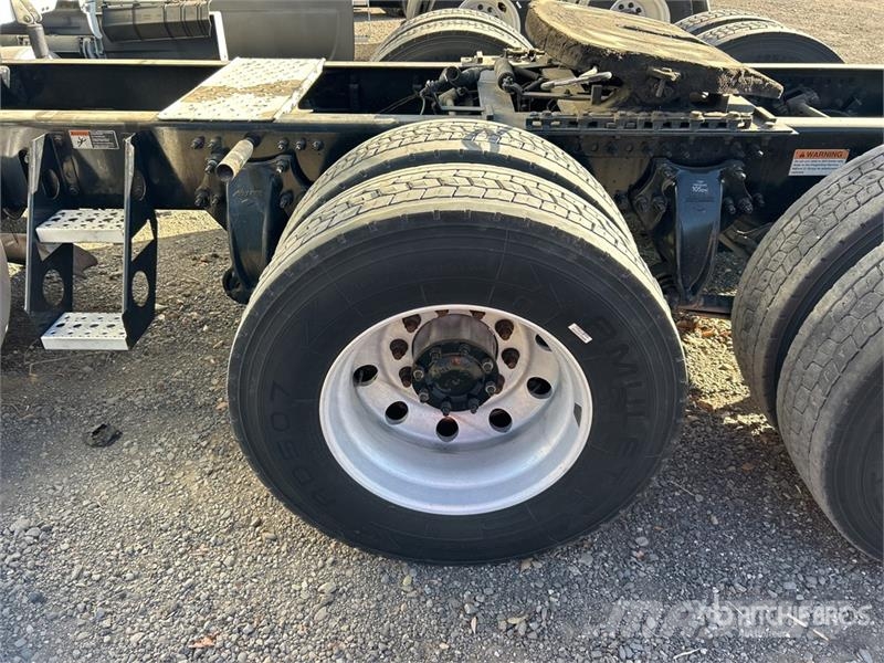 Freightliner Cascadia 126 6x4 T/A Sleeper Truck Tractor (Inoper Тягачі
