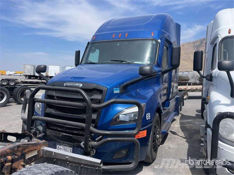 Freightliner Cascadia 126 6x4 T/A Sleeper Truck Tractor (Inoper Vilcēji