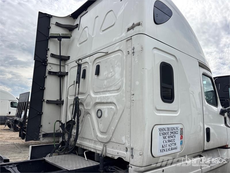 Freightliner Cascadia 126 6x4 T/A Sleeper Truck Tractor Тягачі