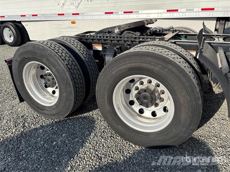 Freightliner Cascadia 126 6x4 T/A Sleeper Truck Tractor Nyergesvontatók