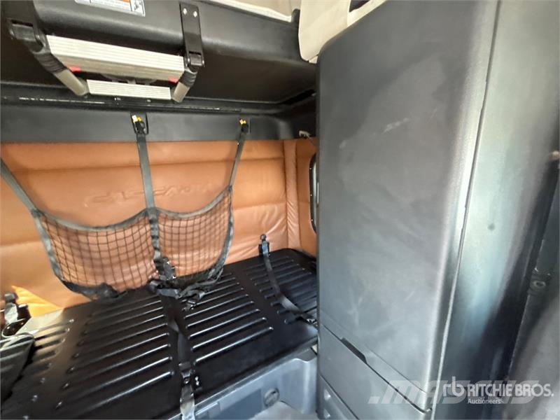 Freightliner Cascadia 126 6x4 T/A Sleeper Truck Tractor Тягачі
