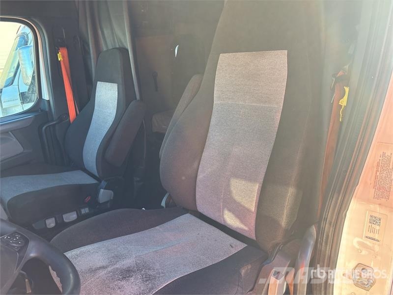 Freightliner Cascadia 126 6x4 T/A Sleeper Truck Tractor Тягачі