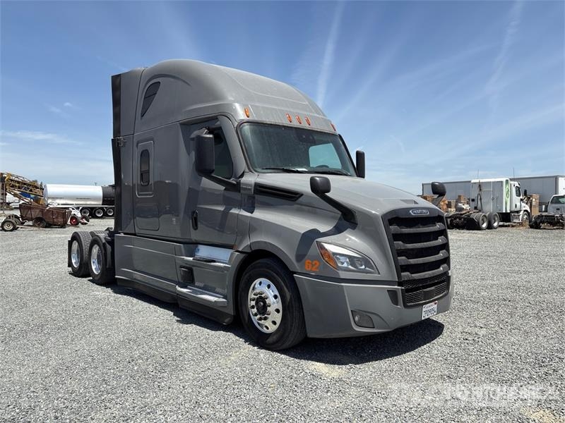 Freightliner Cascadia 126 6x4 T/A Sleeper Truck Tractor Vilcēji