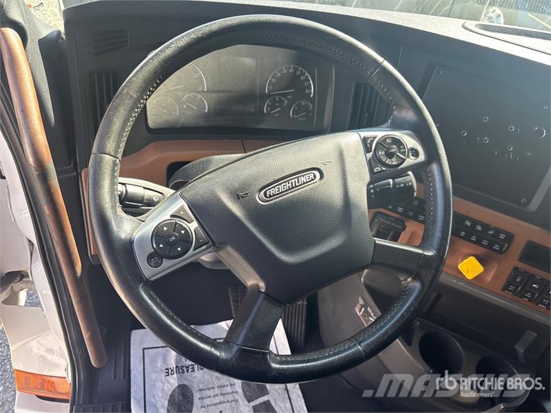 Freightliner Cascadia 126 6x4 T/A Sleeper Truck Tractor Sattelzugmaschinen