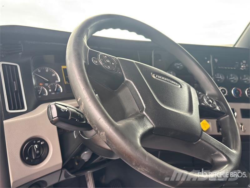 Freightliner Cascadia 126 6x4 T/A Sleeper Truck Tractor Тягачі