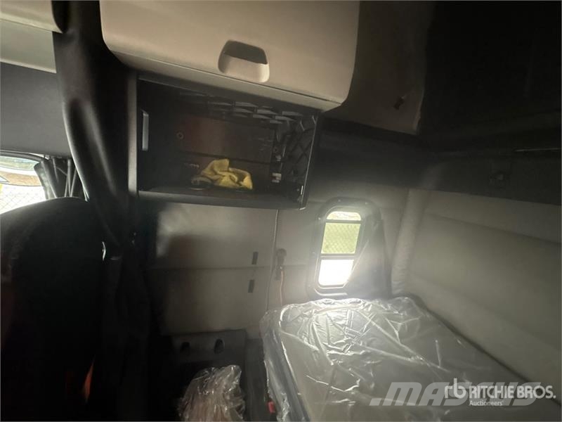 Freightliner Cascadia 126 6x4 T/A Sleeper Truck Tractor Tractor Units