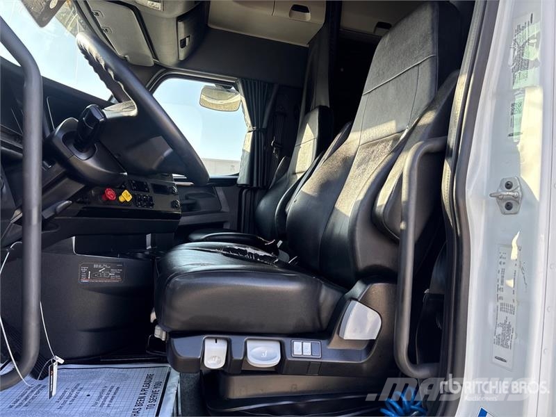 Freightliner Cascadia 126 6x4 T/A Sleeper Truck Tractor وحدات الجر