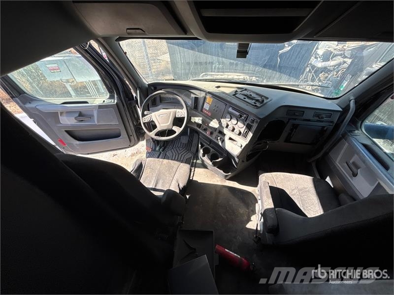 Freightliner Cascadia 126 6x4 T/A Sleeper Truck Tractor Sattelzugmaschinen