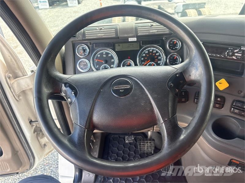 Freightliner Cascadia 125 6x2 T/A Sleeper Truck Tractor Седельные тягачи
