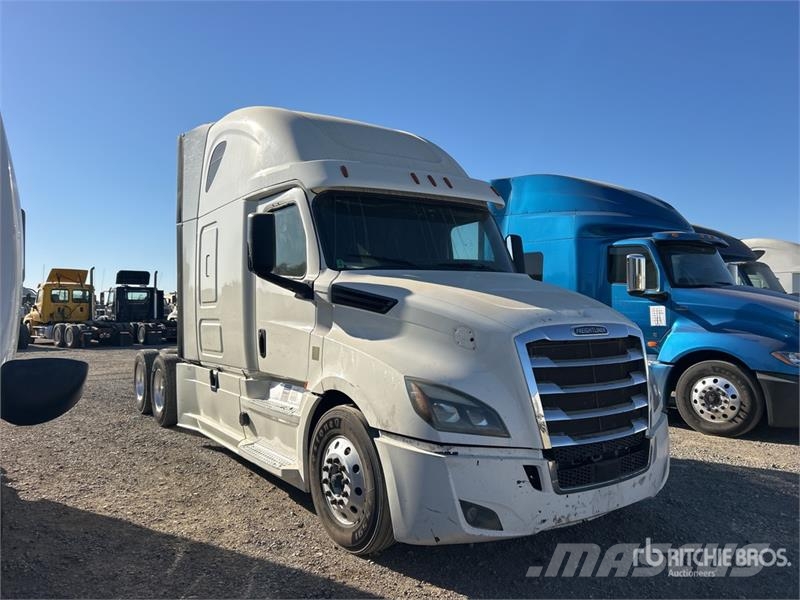 Freightliner Cascadia 126 6x4 T/A Sleeper Truck Tractor (Inoper Тягачі