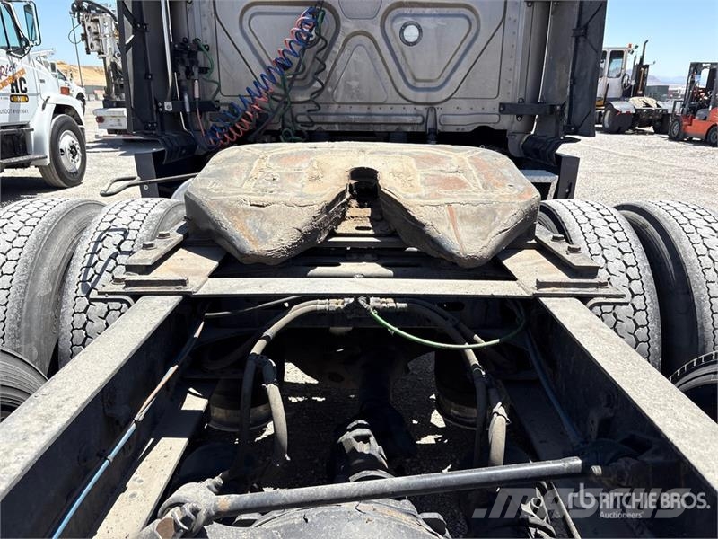 Freightliner Cascadia 126 6x4 T/A Sleeper Truck Tractor (Inoper Vilcēji