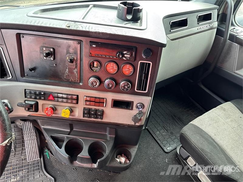 Freightliner Cascadia 126 6x4 T/A Sleeper Truck Tractor Sattelzugmaschinen