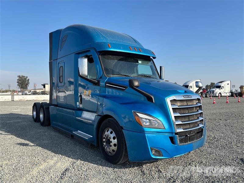 Freightliner Cascadia 126 6x4 T/A Sleeper Truck Tractor Тягачі