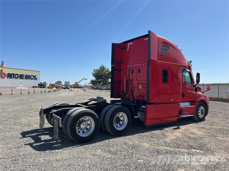 Freightliner Cascadia 126 T/A Sleeper Truck Tractor Tractor Units