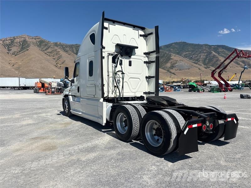 Freightliner Cascadia 125 6x4 T/A Sleeper Truck Tractor Тягачі