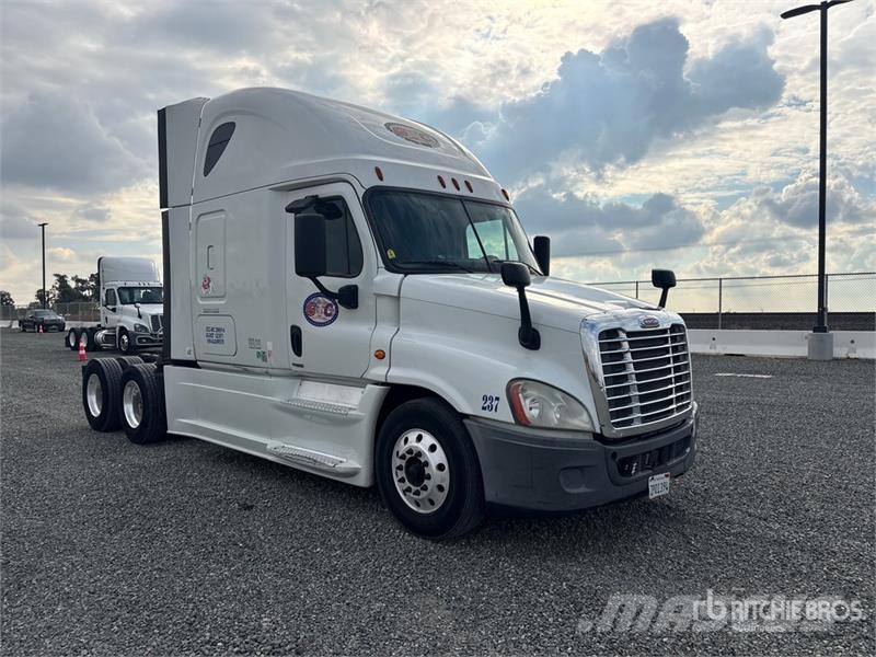 Freightliner Cascadia 125 6x4 T/A Sleeper Truck Tractor Vilcēji