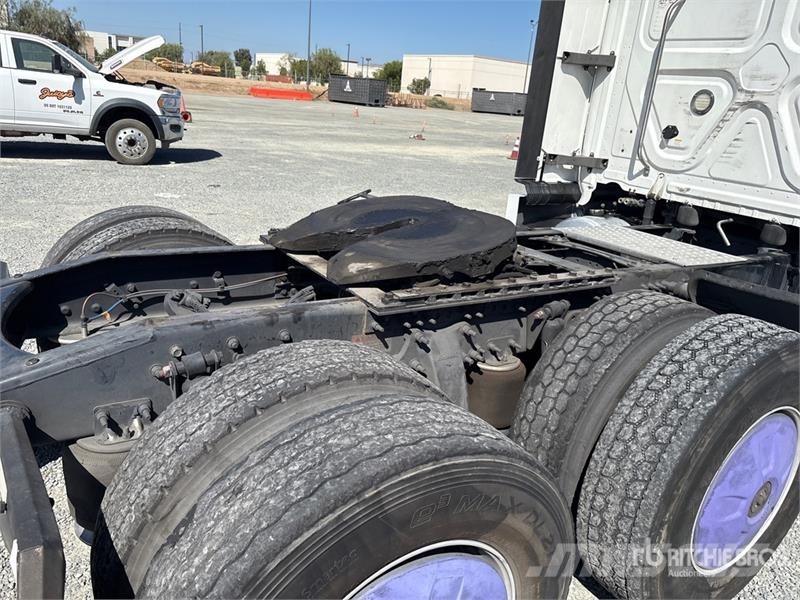 Freightliner Cascadia 126 6x4 T/A Sleeper Truck Tractor Nyergesvontatók