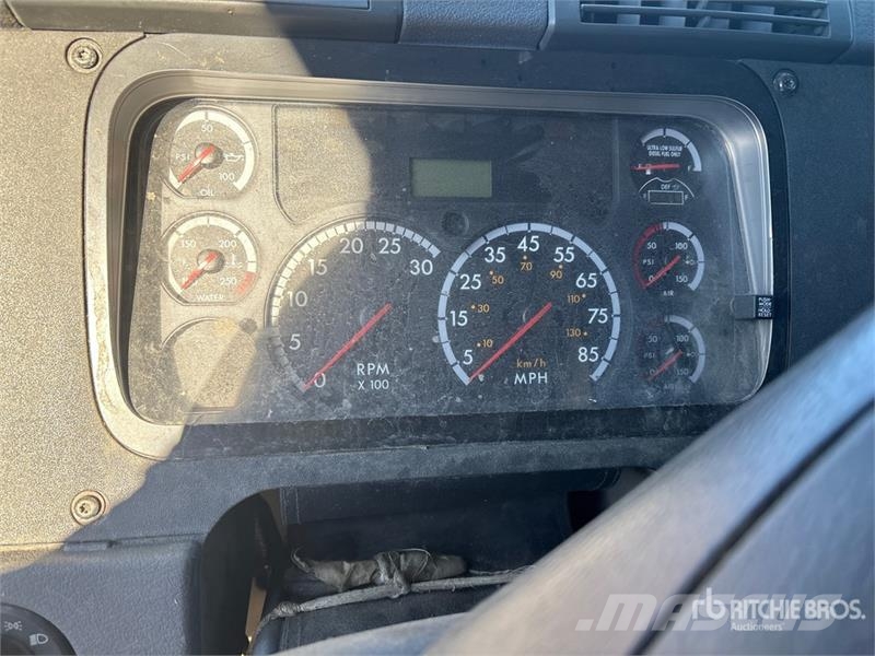 Freightliner Cascadia 125 6x4 T/A Sleeper Truck Tractor (Inoper Cabezas tractoras