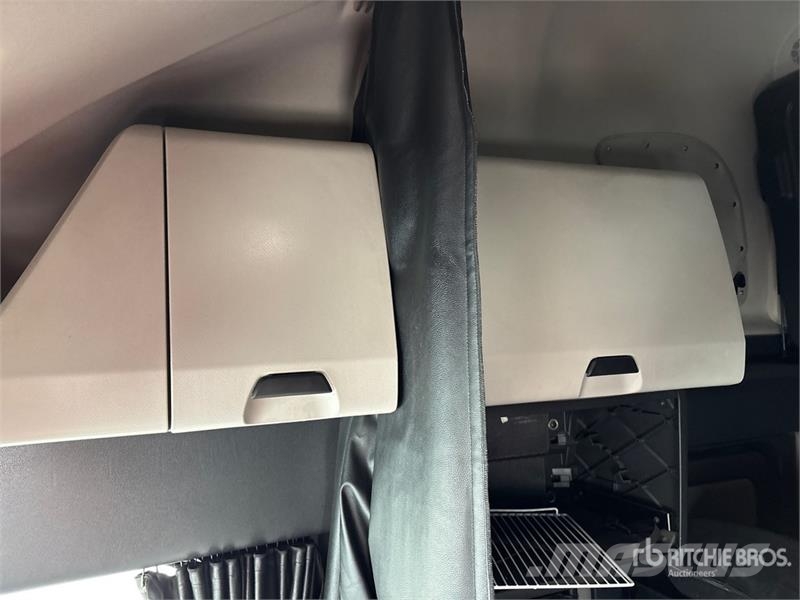 Freightliner Cascadia 126 6x4 T/A Sleeper Truck Tractor 트랙터 유닛