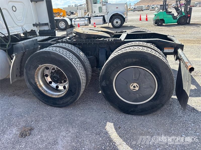 Freightliner Cascadia 126 6x4 T/A Sleeper Truck Tractor Тягачі