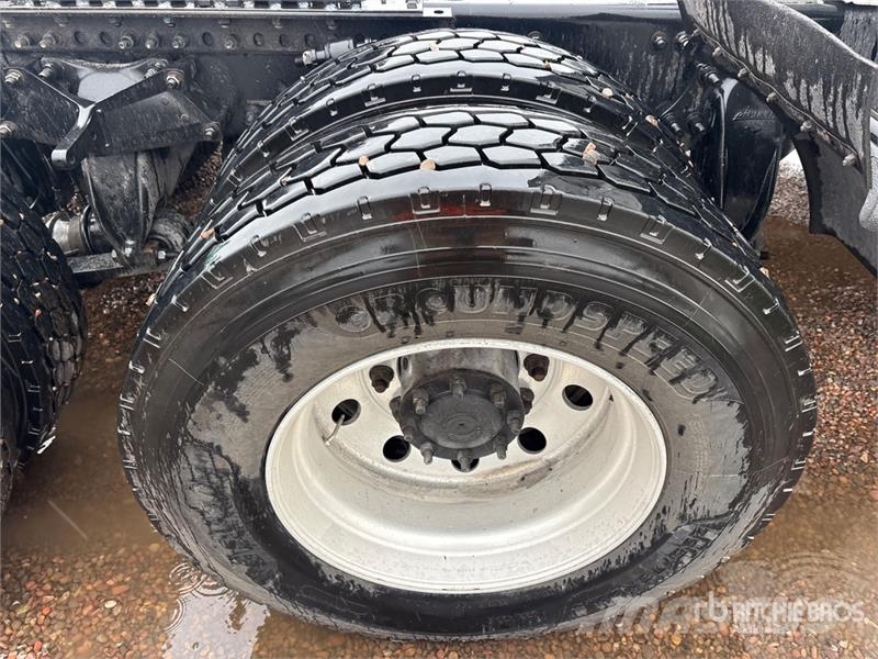 Freightliner Cascadia 126 6x4 T/A Sleeper Truck Tractor Tractor Units