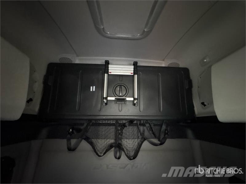 Freightliner Cascadia 126 6x4 T/A Sleeper Truck Tractor 中古トラクターヘッド | トレーラーヘッド